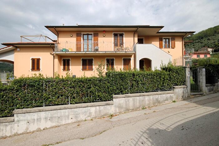 Appartamento quadrilocale in vendita in Ocalità Dom, Borgo A Mozzano