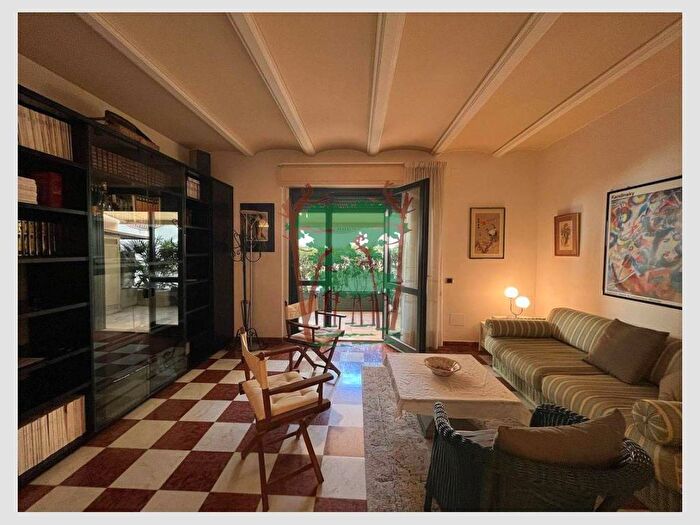 Appartamento quadrilocale in affitto in Via Mentana, Lungomare, Viareggio