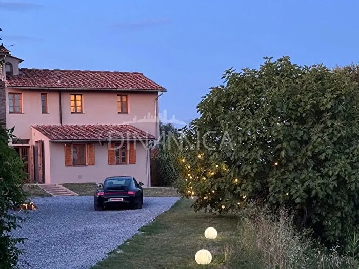 Casa con 6 locali in vendita in Palaia