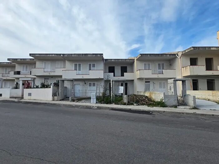 Casa quadrilocale in vendita in Via Valdina, Valdina