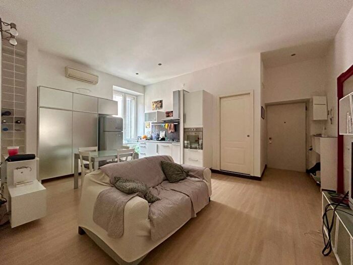 Appartamento trilocale in affitto in Via Lazzaro Papi, Porta Romana Medaglie dOro, Milano