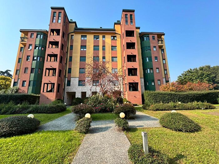 Appartamento quadrilocale in vendita in Via Spluga, Monza