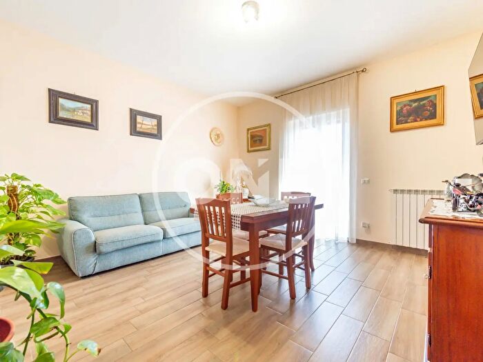 Appartamento trilocale in vendita in Via Bussi sul Tirino, Roma