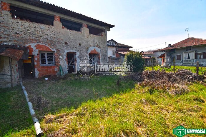 Casa con 8 locali in vendita in Via delle Alpi, Barbania