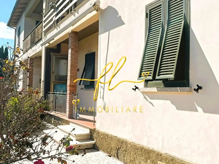 Casa con 11 locali in vendita in Pomarance