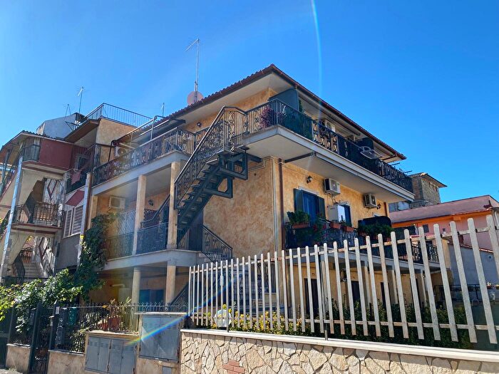 Appartamento trilocale in vendita in Via Aci Castello, Roma