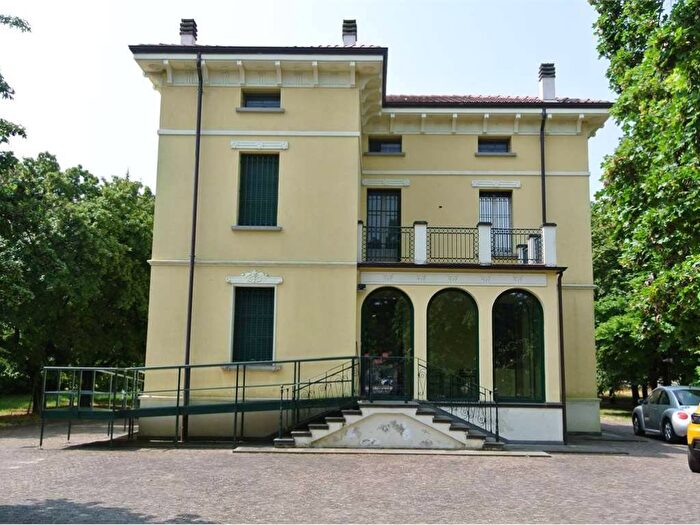 Casa con 6 locali in affitto in Via Emilio Lepido, San Lazzaro, Parma