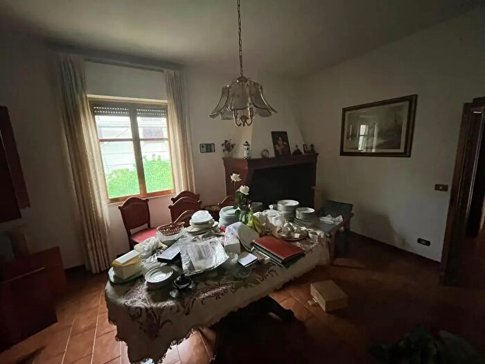 Casa con 8 locali in vendita in Terricciola