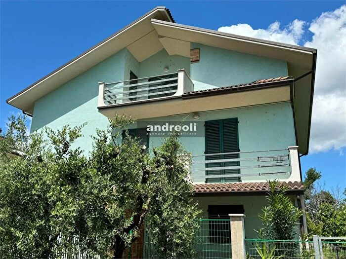 Casa con 16 locali in vendita in Castelbellino