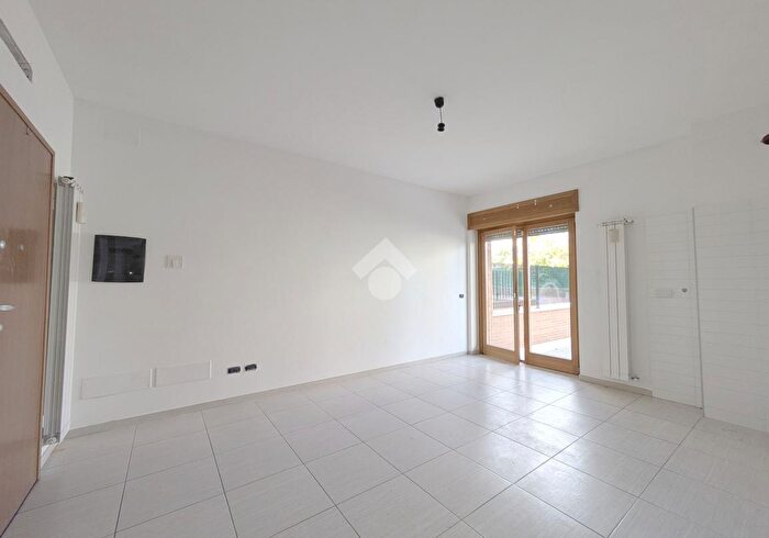 Appartamento bilocale in vendita in Via Roberto Peribeni, Roma