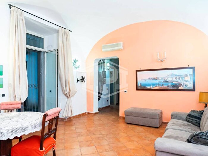 Appartamento bilocale in affitto in Via Monte Di Dio, Santa Lucia, Napoli