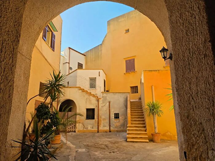 Appartamento con 8 locali in vendita in Via Calogero Isgrò, Marsala