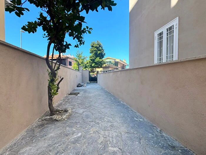 Appartamento trilocale in vendita in Via dei Carraresi, Roma