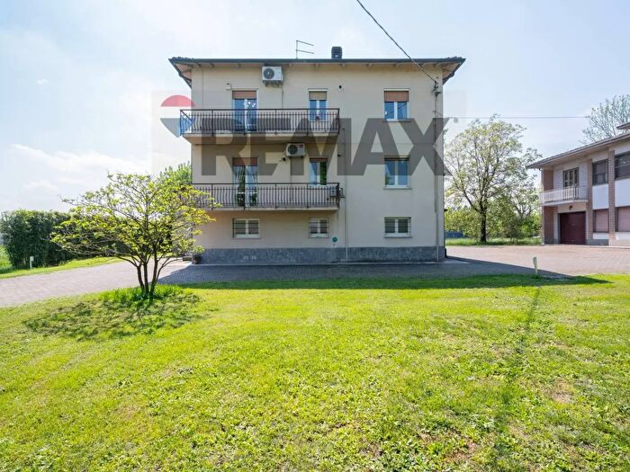 Casa con 8 locali in vendita in Parma