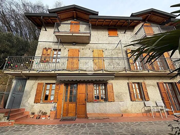 Appartamento trilocale in vendita in Via S Carlo, Calolziocorte