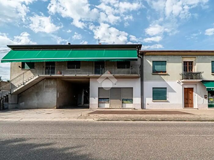 Casa con 14 locali in vendita in Via Garibaldi, Arcole