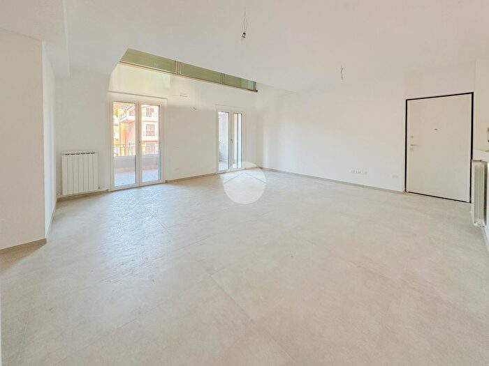 Appartamento con 6 locali in vendita in Via Maria Morgante, Teramo