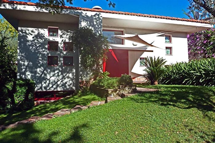 Casa con 8 locali in vendita in Sarzana