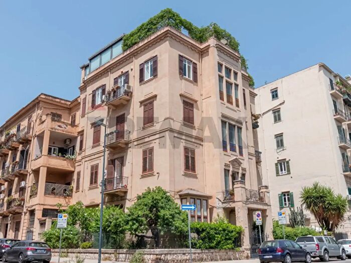 Appartamento con 14 locali in vendita in Via Nunzio Morello, Palermo