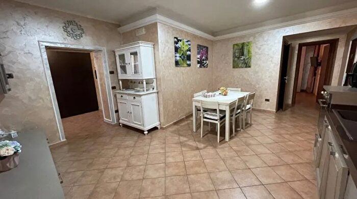 Appartamento con 6 locali in vendita in Via Alessandro Manzoni Fondi Centro Storico, Napoli