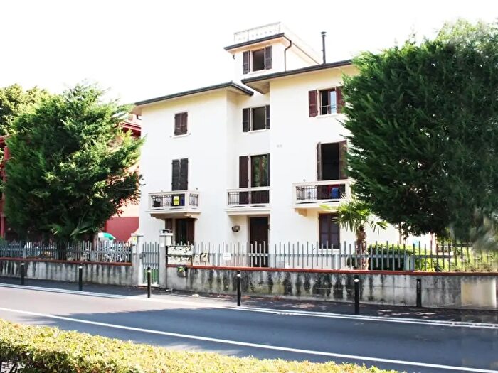 Appartamento trilocale in affitto in Viale Motta, Desenzano Del Garda