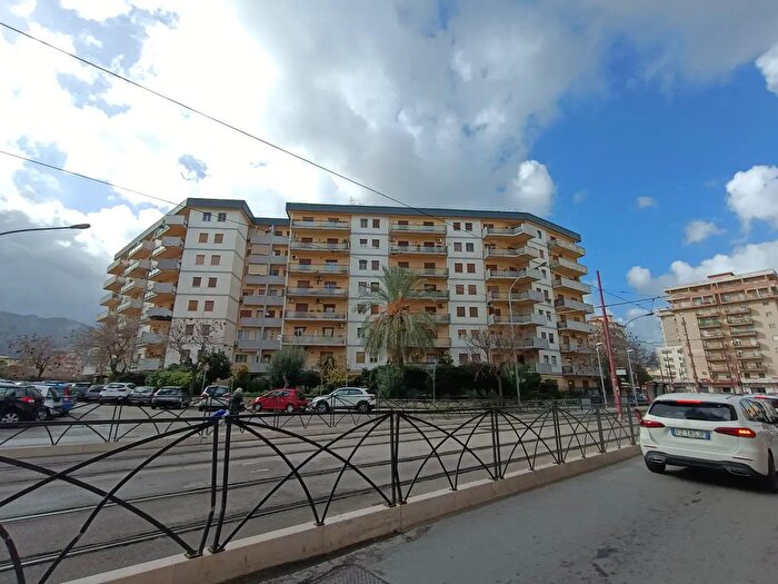 Appartamento trilocale in affitto in Viale Amedeo dAosta, Palermo