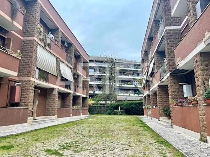 Appartamento trilocale in vendita in Via Andrea Solario, Roma