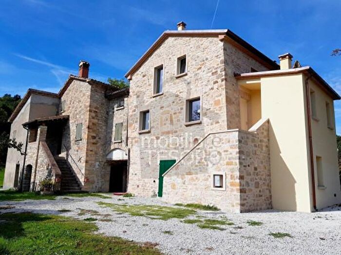 Casa con 6 locali in vendita in San Leo