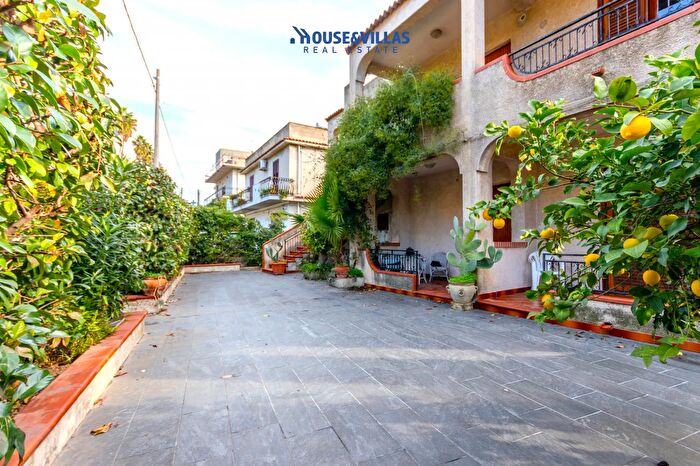 Casa con 15 locali in vendita in Via dei Mille, Noto