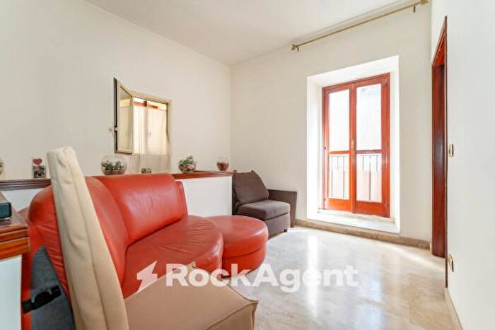 Casa con 5 locali in vendita in Via Santa Barbara, Catania