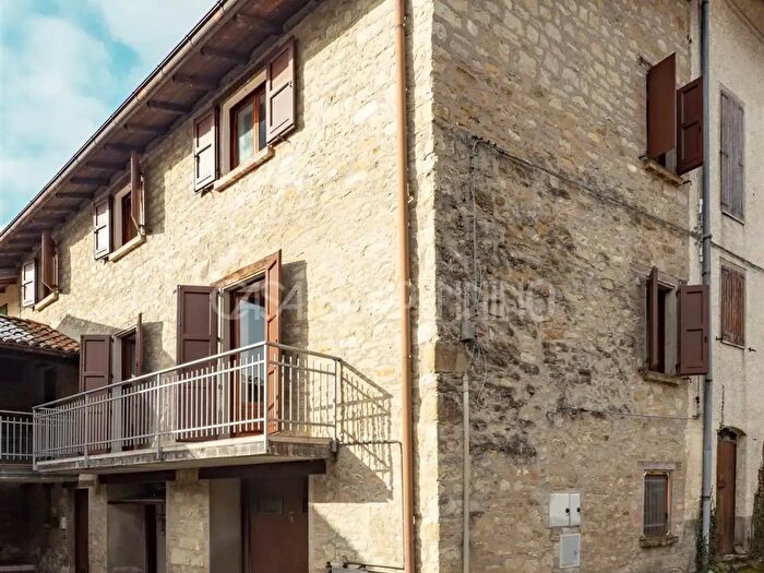 Casa con 5 locali in vendita in Carpineti