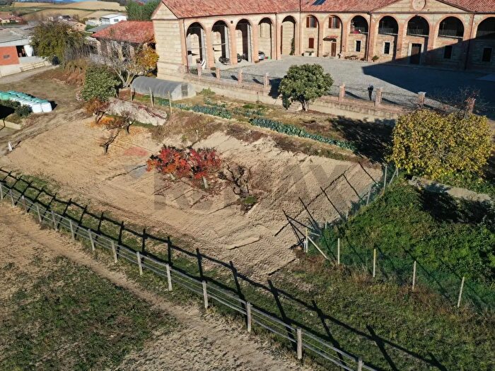 Casa con 8 locali in vendita in Via Casale, Montemagno