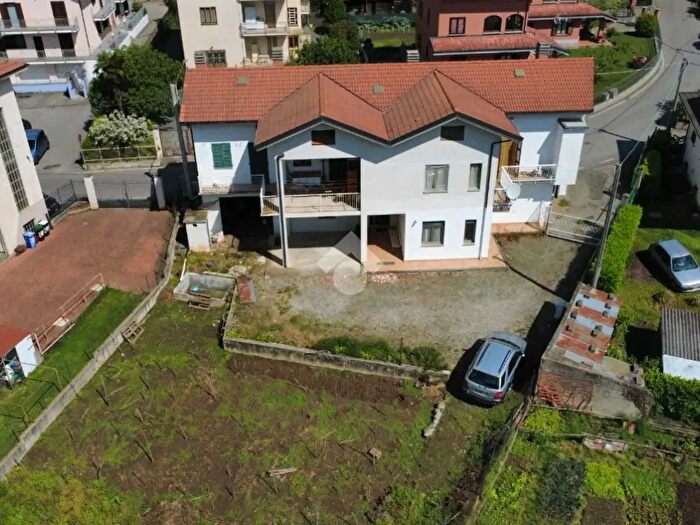 Casa con 8 locali in vendita in Via Romana, Almese