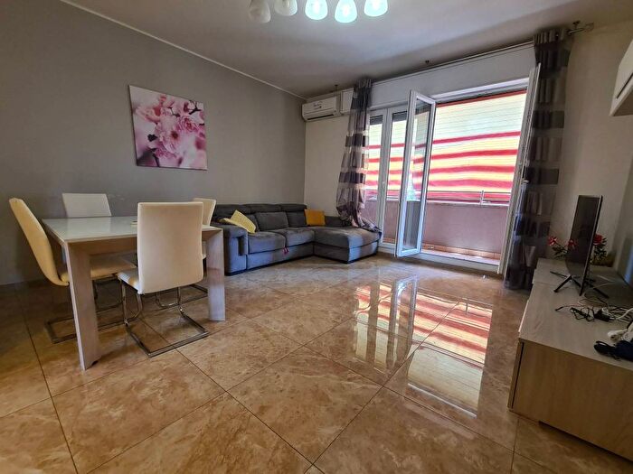 Appartamento trilocale in affitto in Via Alex Visconti, Gallaratese, Milano