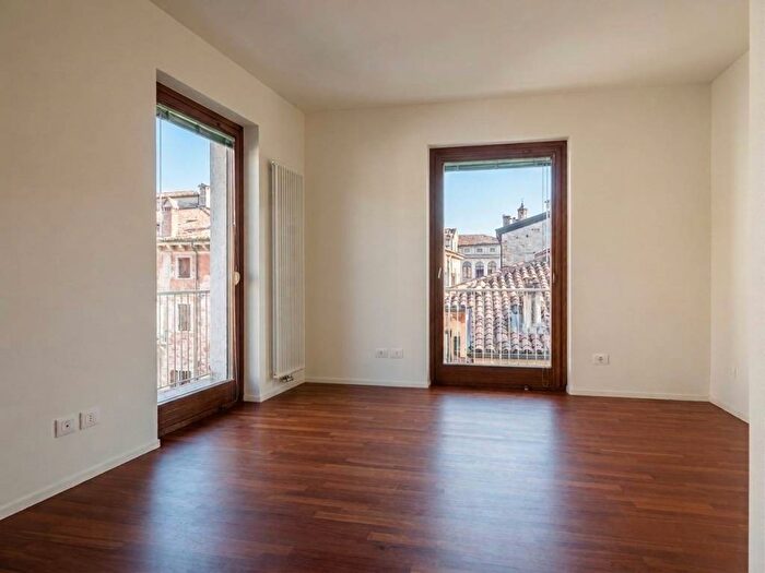 Appartamento quadrilocale in affitto in Via San Rocchetto, Centro Storico, Verona