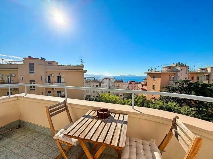 Appartamento trilocale in vendita in Via Aniello Falcone, Napoli