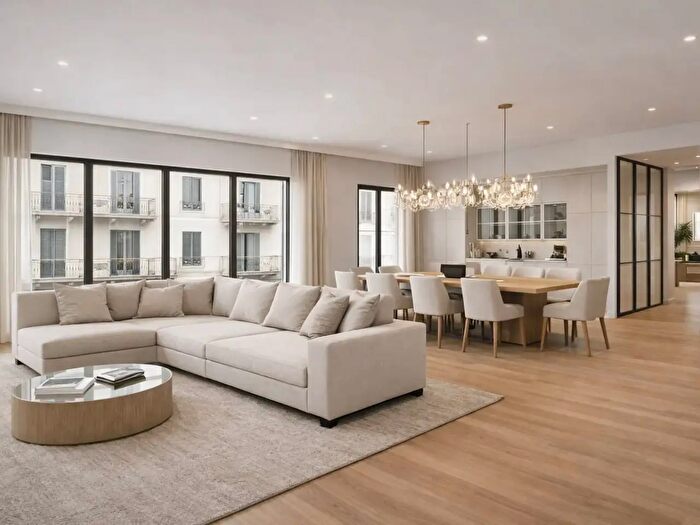 Appartamento con 7 locali in vendita in Via Anfiteatro, Milano