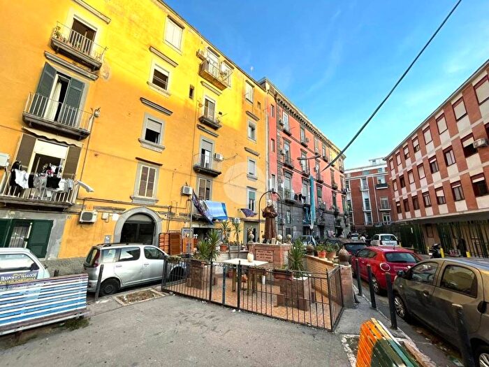 Appartamento con 6 locali in affitto in Vico S Gennaro a Materdei, Stella Materdei, Napoli
