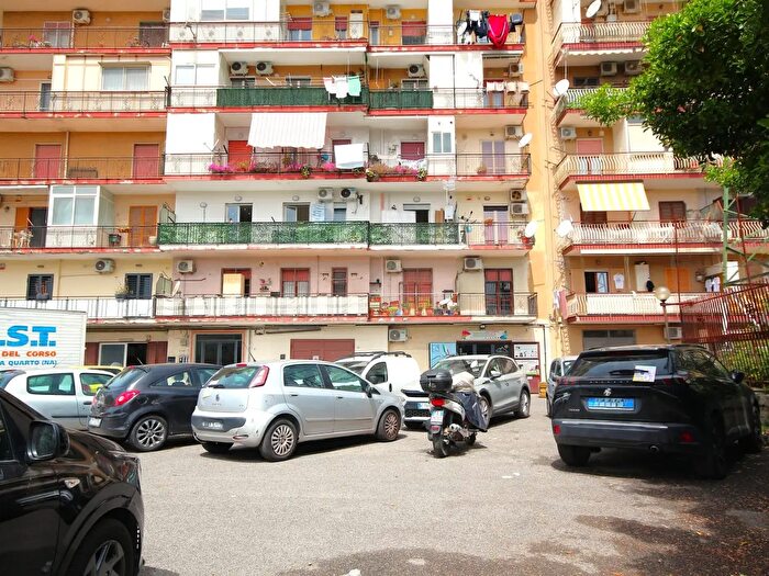 Appartamento trilocale in vendita in Via Zenone di Elea, Napoli