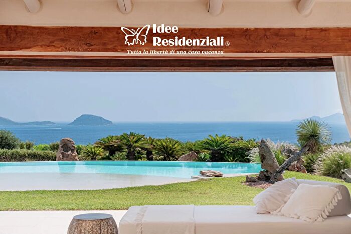 Casa con 6 locali in vendita in Via Sottomonte, Golfo Aranci