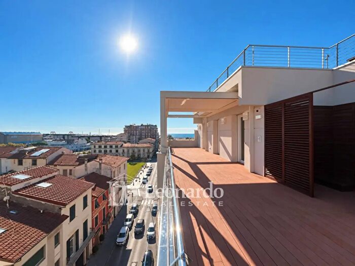 Appartamento con 7 locali in vendita in Corso Garibaldi, Viareggio