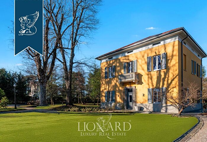 Casa con 6 locali in vendita in Magnago