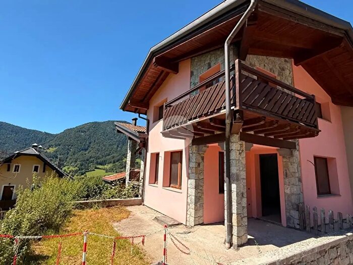 Casa quadrilocale in vendita in Via Don Ernesto Belotti, Borno