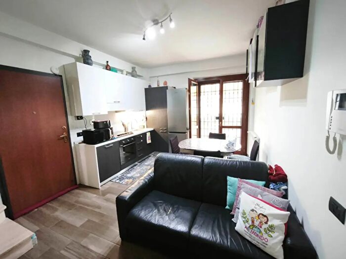 Appartamento trilocale in vendita in Via Norma Fratelli Parenti, Roma