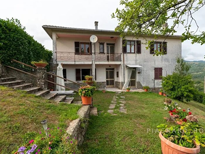Casa con 10 locali in vendita in Zeri