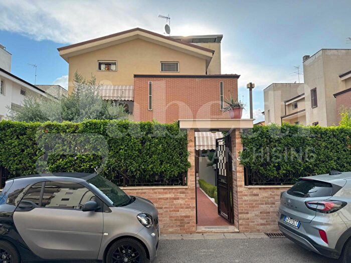 Casa con 10 locali in vendita in Via Gandhi, Lusciano