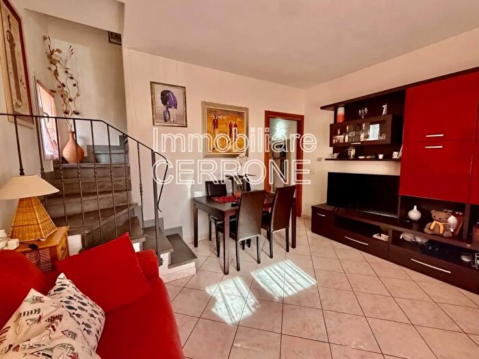 Casa con 7 locali in vendita in Cecina