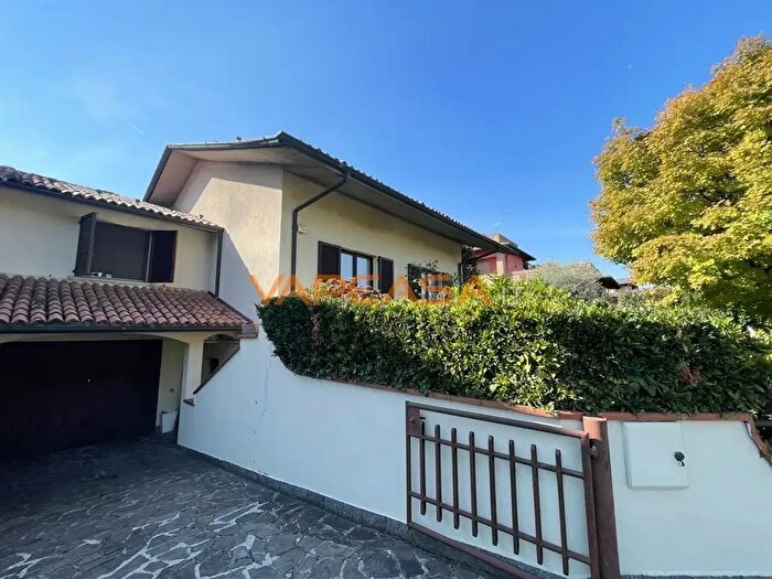 Casa quadrilocale in vendita in Via Cappuccini, Romano Di Lombardia