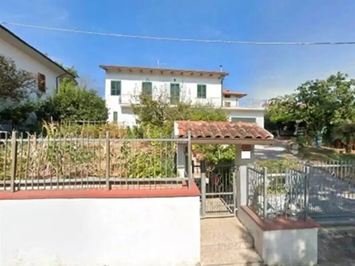 Casa con 8 locali in vendita in Montecalvo In Foglia