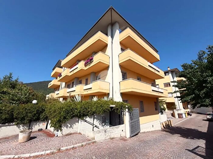 Appartamento trilocale in vendita in Via Porta Napoli, L'Aquila
